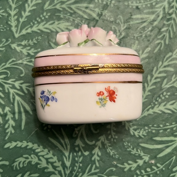 Limoges-style Miniature Porcelain Box - Picture 3 of 7